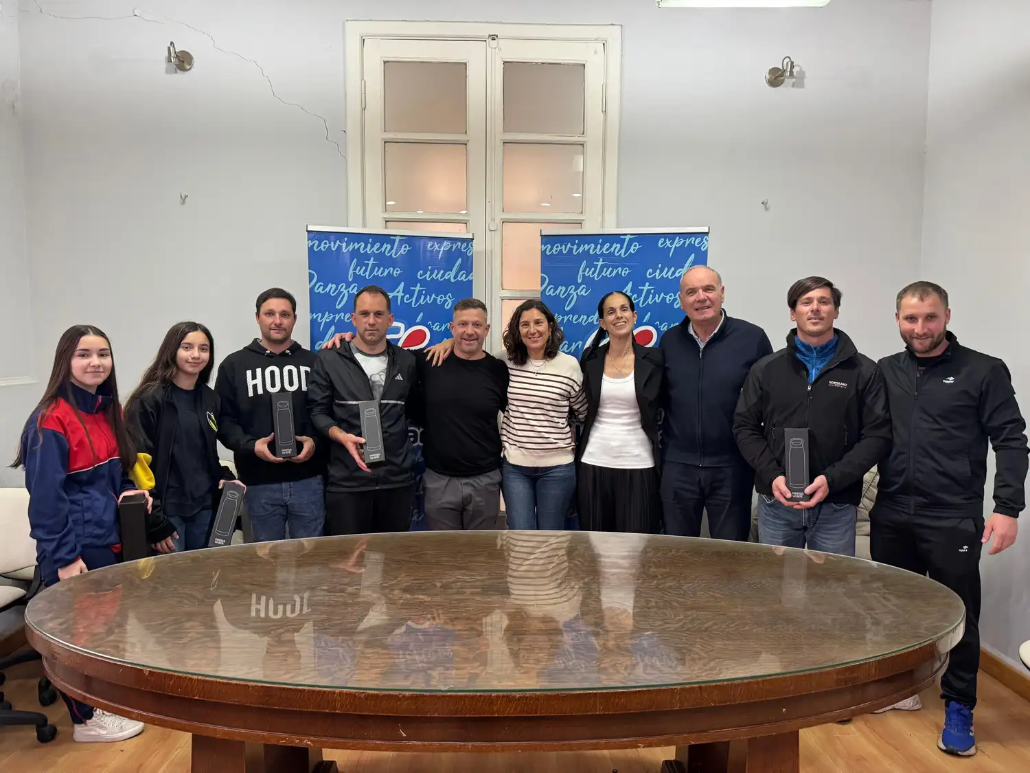 La senadora hizo entrega de becas en Villa Cañás.