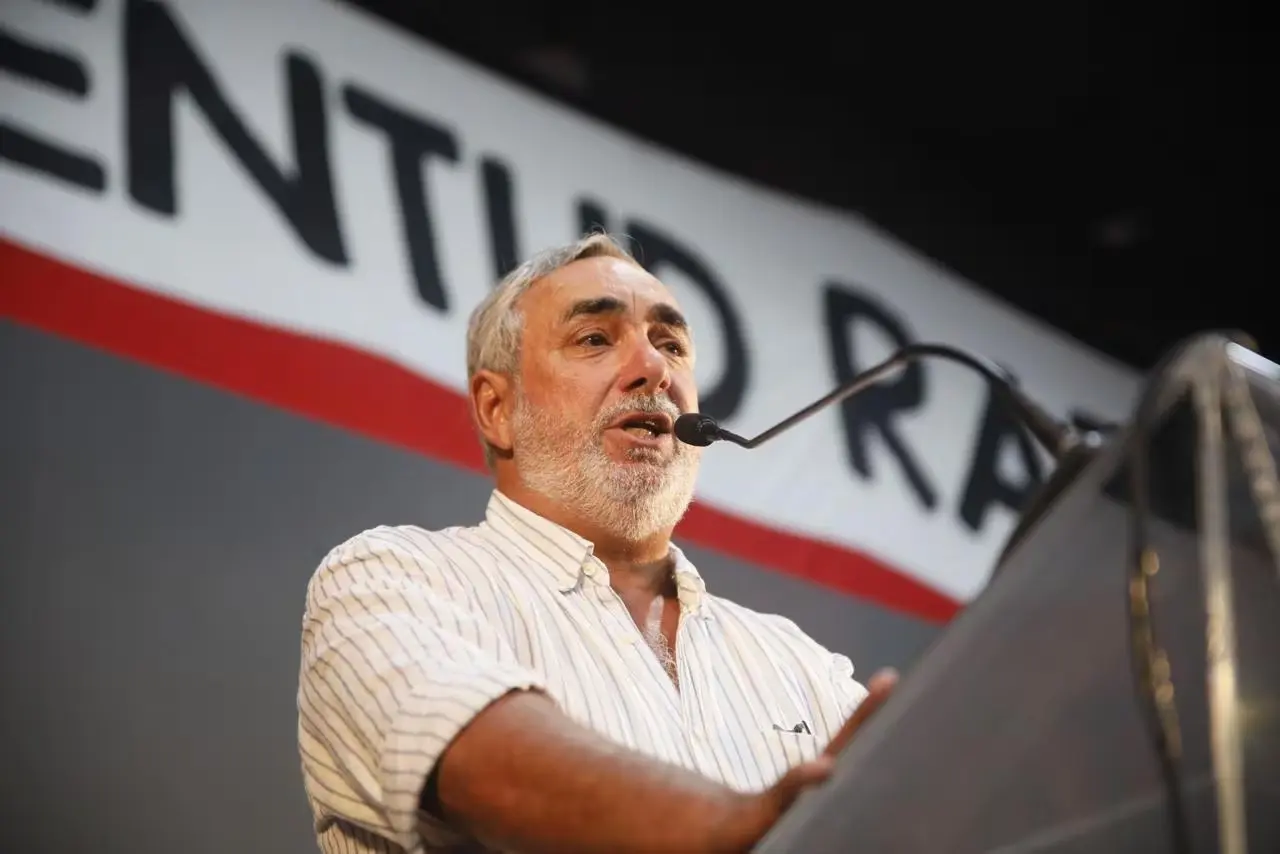 Miguel Fernández durante una actividad partidaria, en medio de la discusión por el adelantamiento de la interna de la UCR bonaerense.