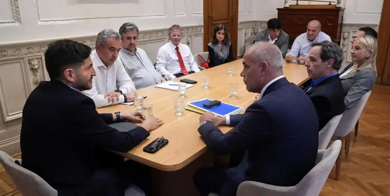 El gobernador este viernes junto a jueces que integran la Cámara Penal de la segunda circunscripción. Crédito: Maximiliano Pullaro