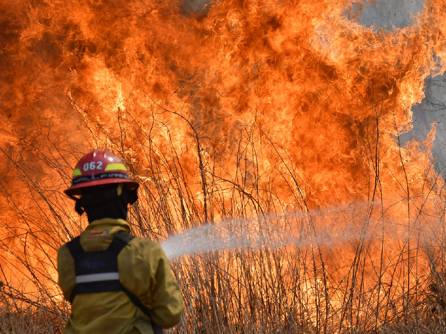 Fuego en Córdoba: continúa activo el incendio en la zona de Capilla del Monte