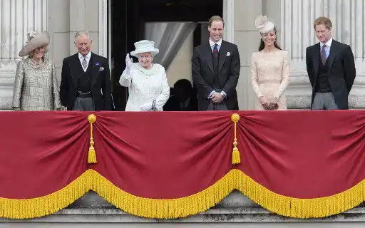 Carlos siempre estuvo al lado de su madre. Ahora él será el principal en el Palacio. Foto AFP