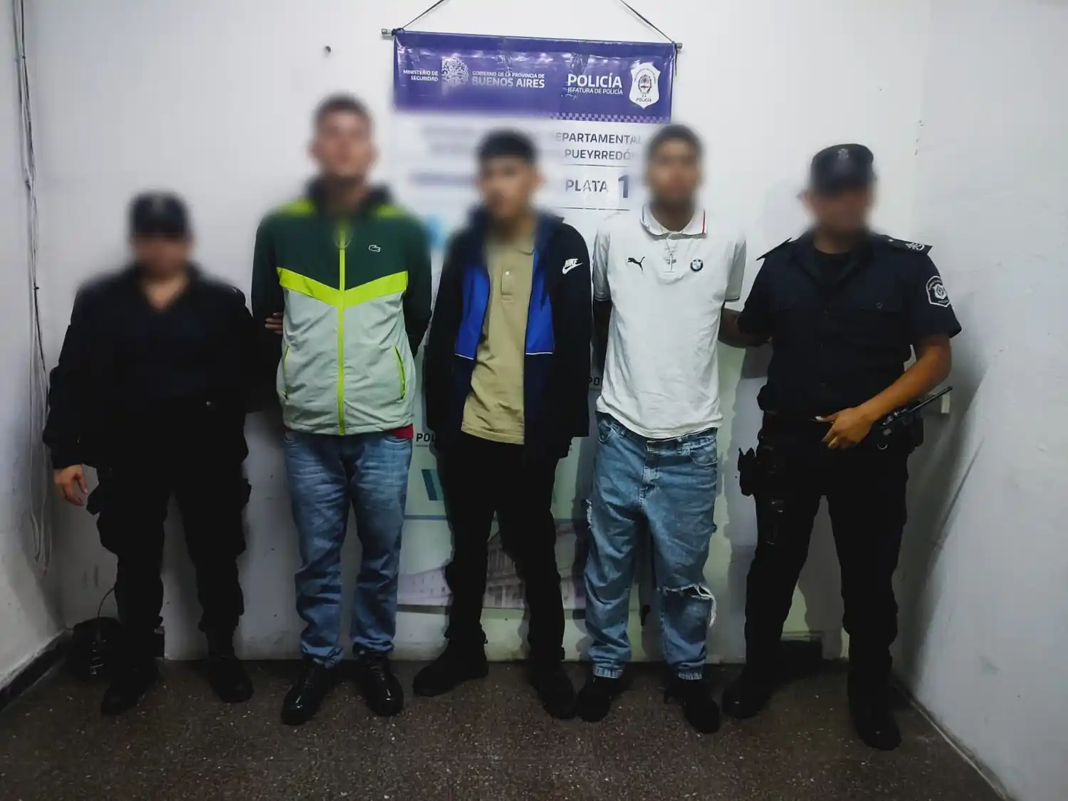 Después de una persecución, el personal policial logró atrapar a los chicos de 17, 18, 20 y 22 años.