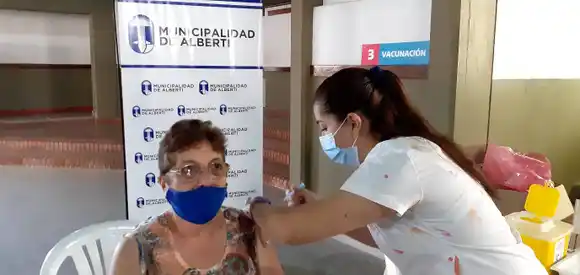 En Alberti negaron vacunación VIP y explicaron cómo usaron el excedente de dosis