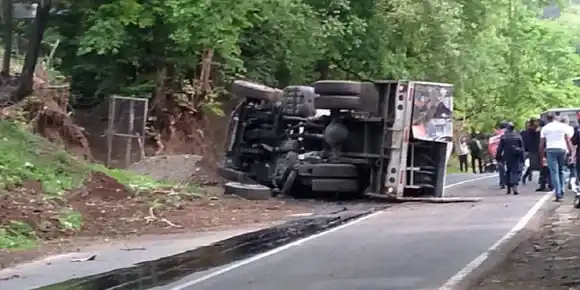 ¡AL PARECER HAY INVOLUCRADA UNA MOTO! GANDOLA DE GAS APLASTA UN VEHÍCULO dejando 8 muertos y 2 heridos en Guárico
