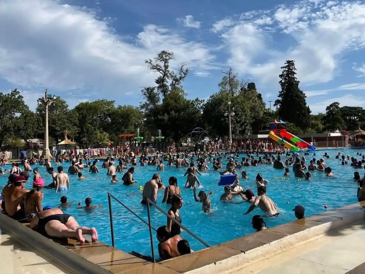 Notable concurrencia de vecinos que disfrutan de la pileta municipal.