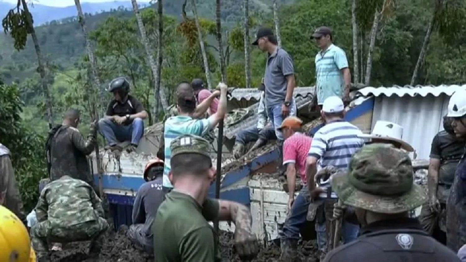 ¡DESLIZAMIENTOS EN COLOMBIA DEJAN 5 MUERTOS! Autoridades estudian nombrar escuela tapiada como camposanto