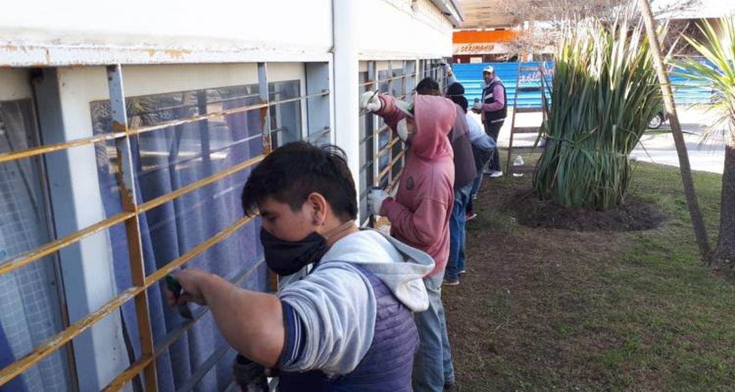 Beneficiarios de programas sociales pintan escuelas y mientras dure la obra cobrarán salario mínimo vital y móvil