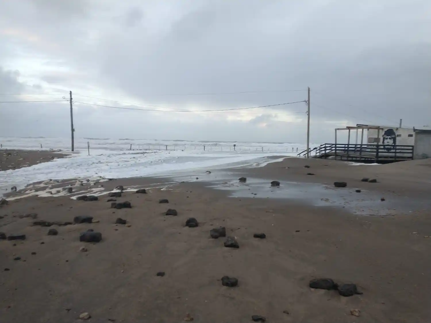 Marisol: las crecidas del mar y del río llevaron agua a tres calles