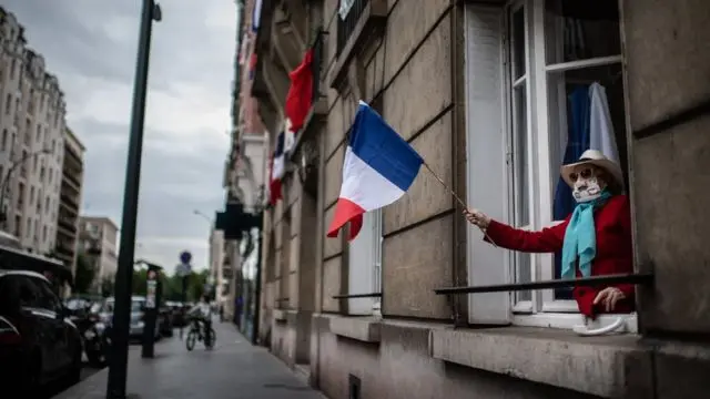 Francia amplía toque de queda y Europa sigue en alarma por COVID-19