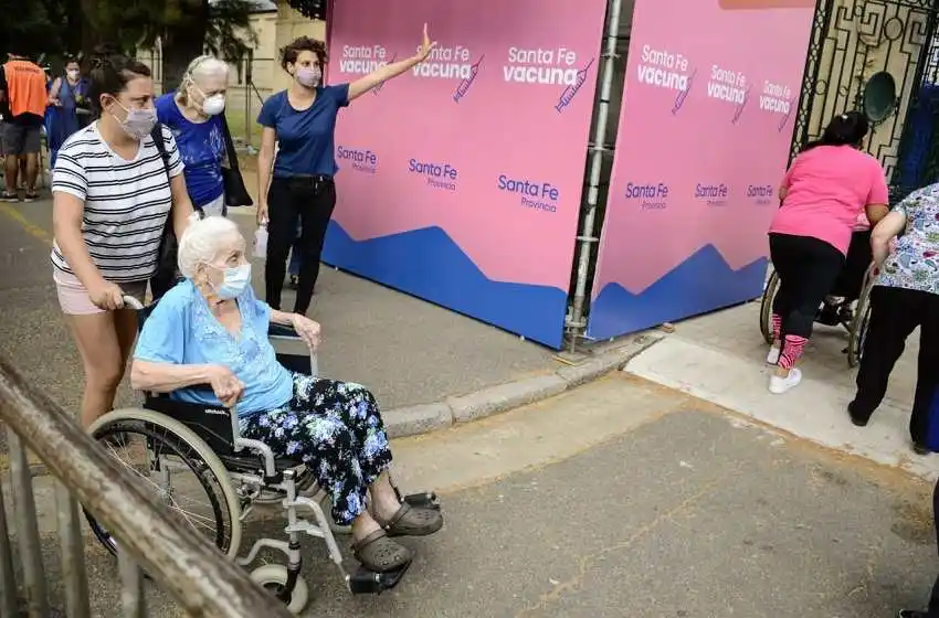 Coronavirus: “Es muy emocionante ver a muchos de nuestros abuelos y abuelas con ilusión por vacunarse”
