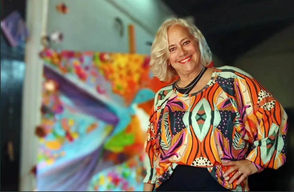 Con su obra de arte. La estadounidense Lisa Benson