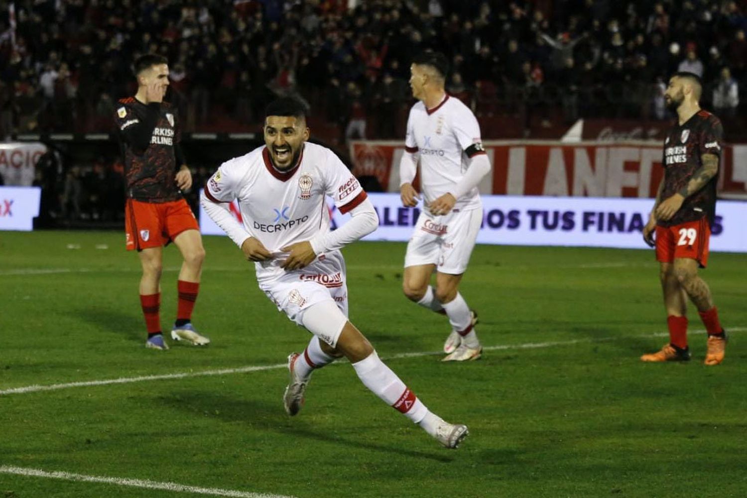 Galván festeja la apertura del marcador para Huracán.