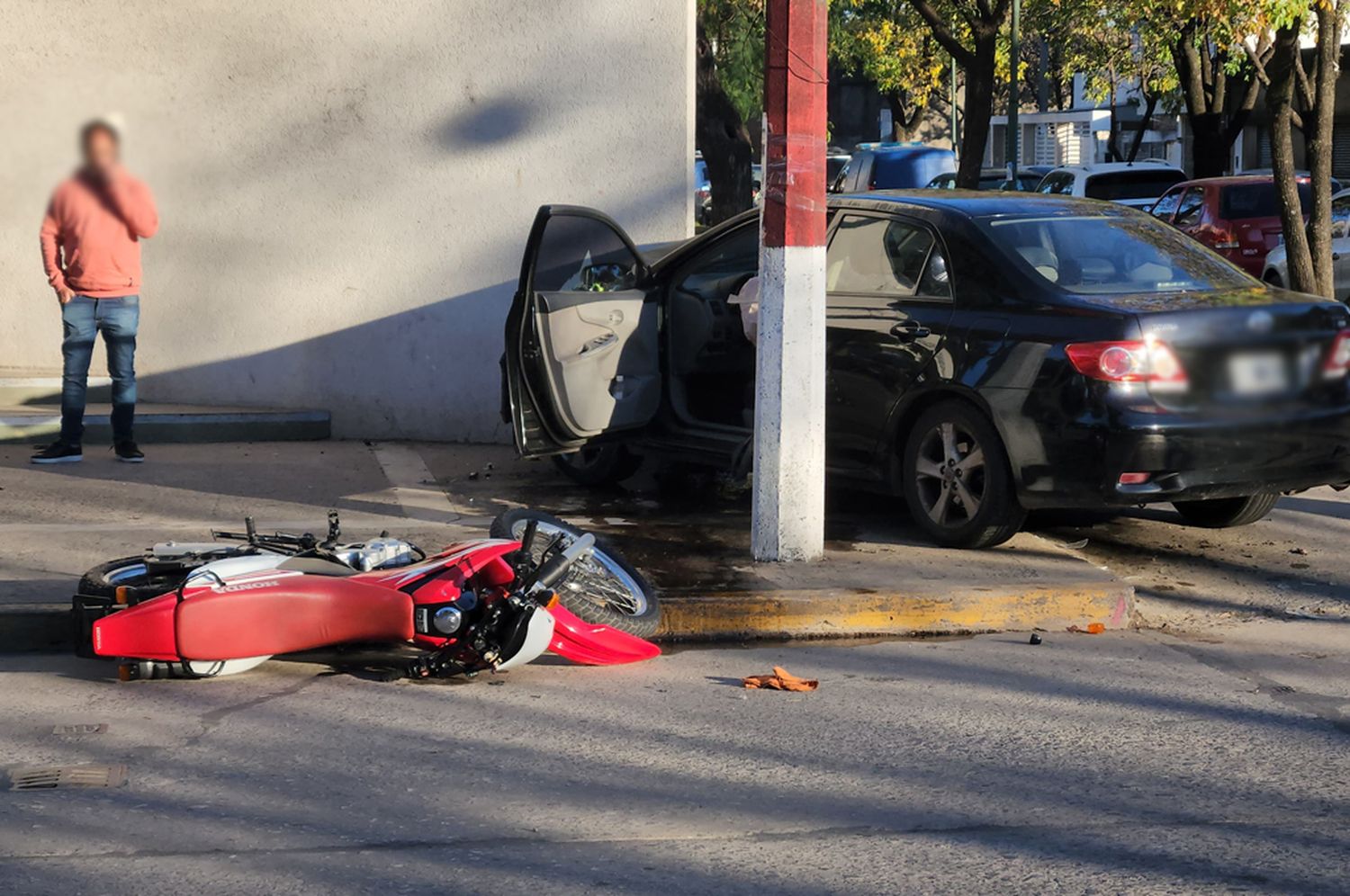 Casi termina dentro de la Guardia del Hospital con el auto | Crédito: RADIO RAFAELA