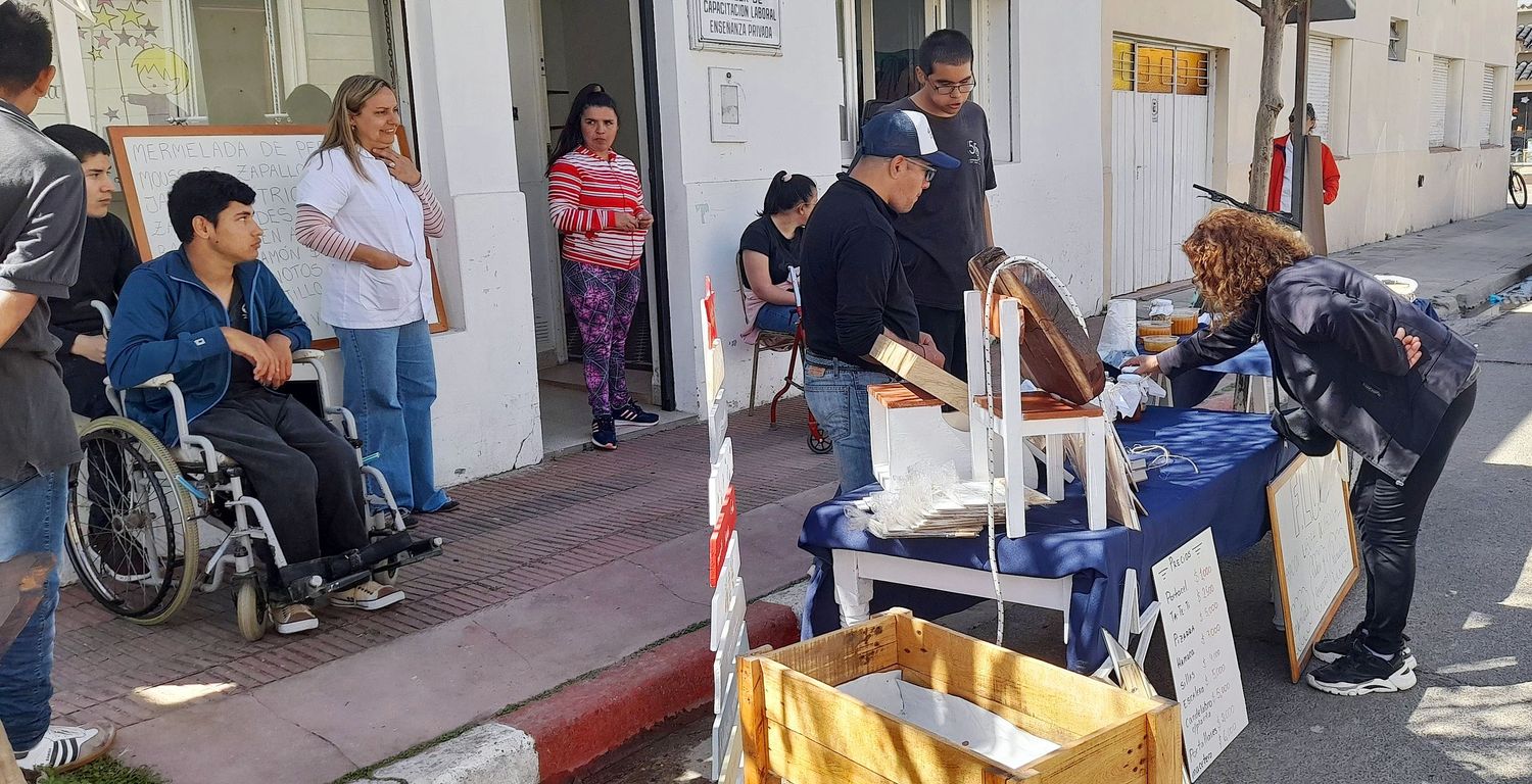 La gente colaboró en buen número para adquirir las eleboraciones.