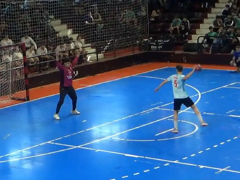 El venadense Lisandro Belbuzzi, goleador de Santa Fe, ejecutando un penal.