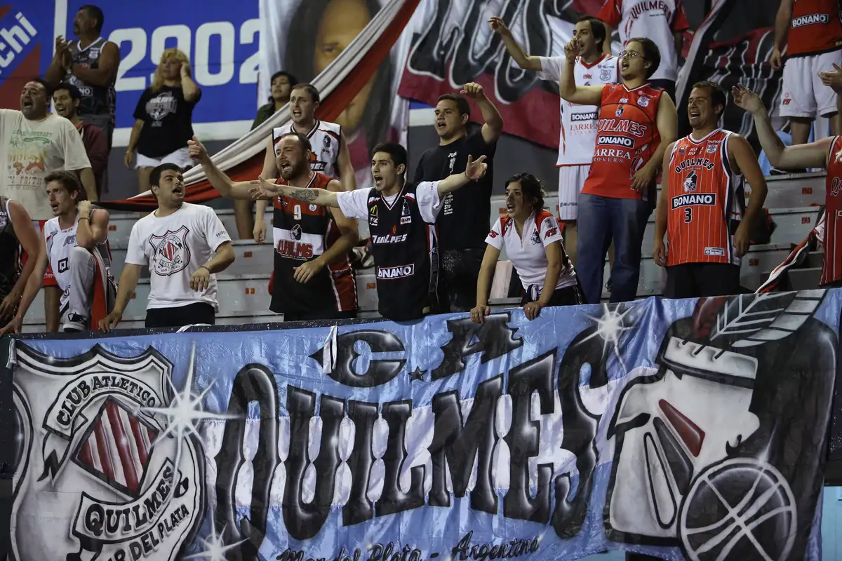 La hinchada del "Cervecero" en Uruguay (Foto. FIBA)