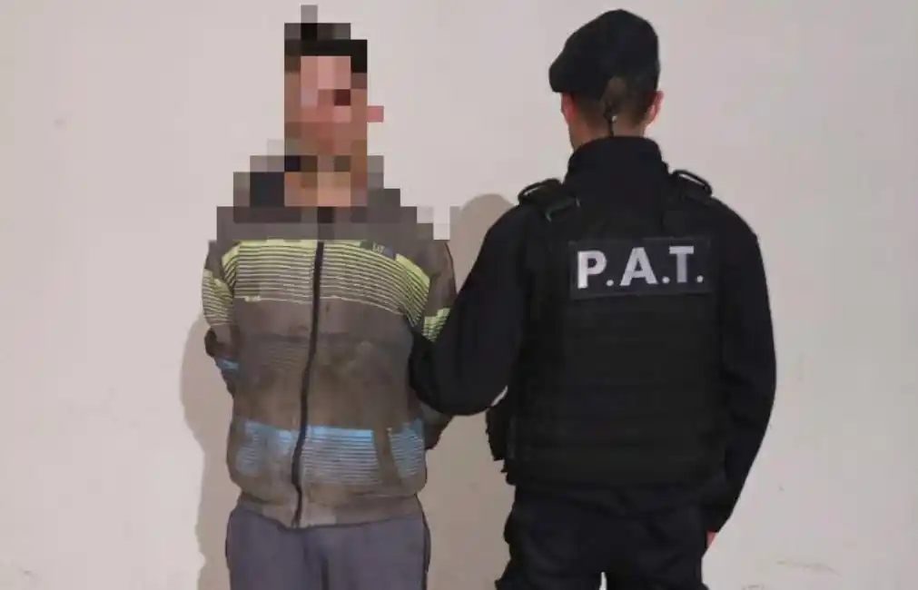 Denunciado por su mujer, fue detenido por tenencia indebida de arma de fuego y recuperó la libertad por pedido de ella