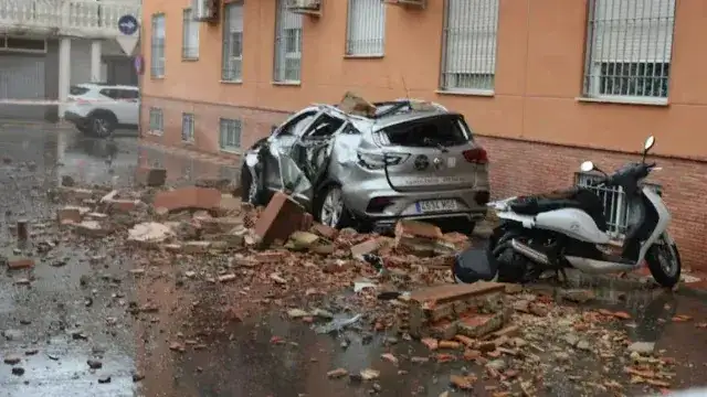 Se registraron desprendimientos, cortes de luz y la evacuación preventiva de un edificio