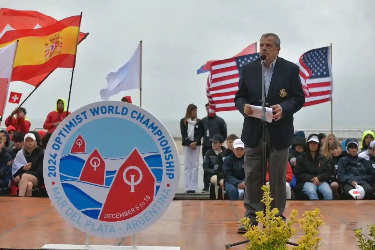 El presidente del Club Náutico, Juan Agra, en la apertura del Mundial de Optimist.