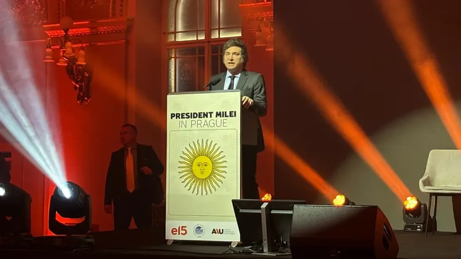 Milei protagonizó un encuentro con el primer ministro, Petr Fiala, mientras que luego fue galardonado con el Premio del Instituto Liberal en el Palacio Žofín de Praga.