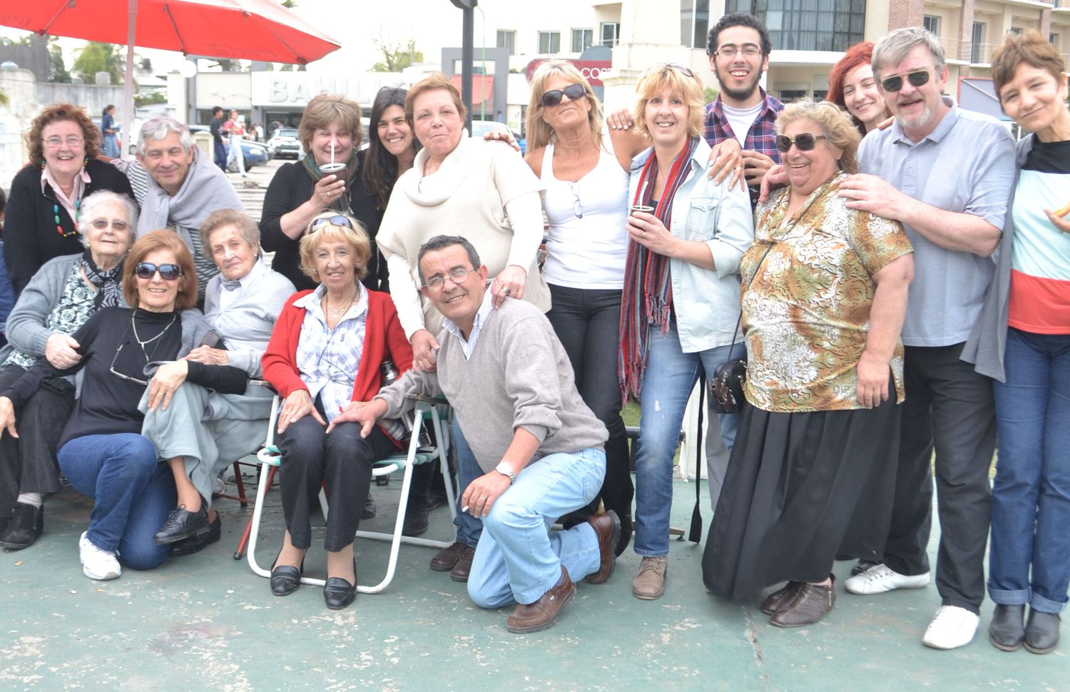 Viejos vecinos que se reencuentran en el barrio donde vivieron su niñez