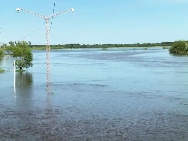 El Salado desbordó en Esperanza
