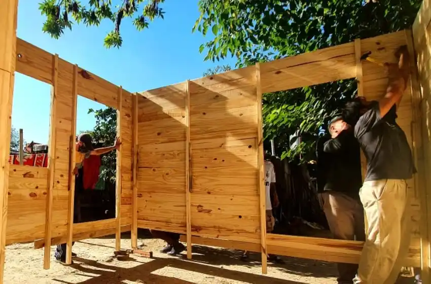 Construyen casas de madera gratuitamente y las calefaccionarán inspirándose en una creación marplatense