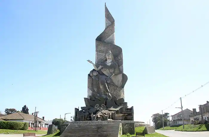 Malvinas. Tareas de mantenimiento en el monumento para la temporada
