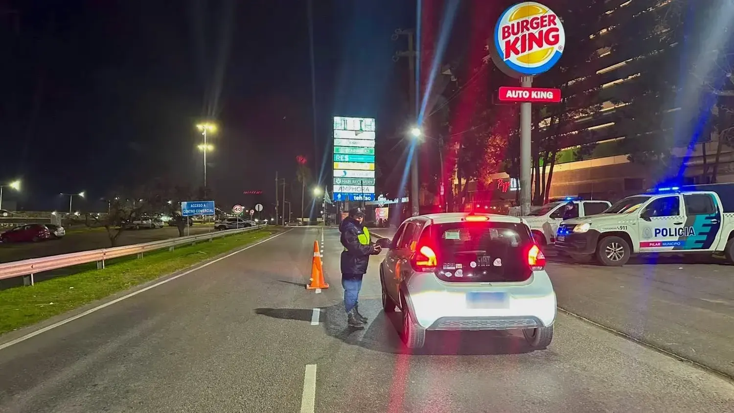 Operativo policial en Colectora de la Panamericana Pilar.