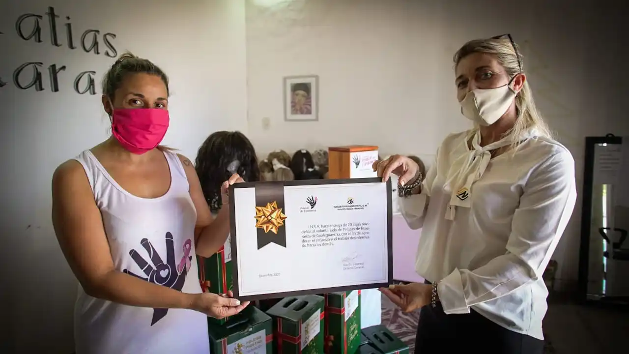 La empresa INSA entregó una donación a Pelucas de Esperanza