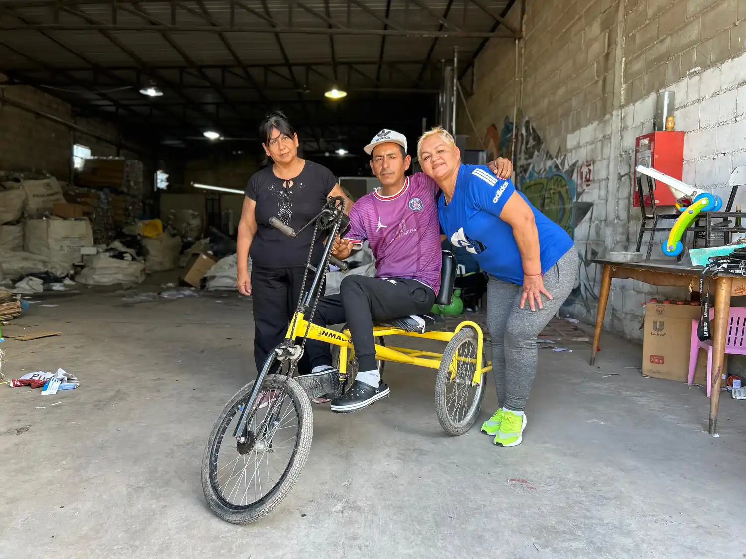 “Pitu” con su bici  todas las mañana sale a recorrer el barrio