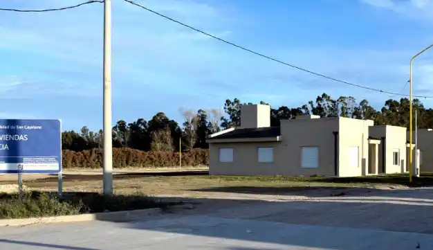 Entregan 10 viviendas del barrio de Policía provincial