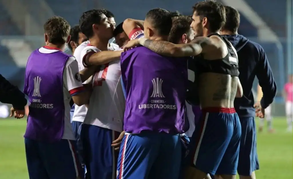 Investigan si el plantel de Nacional hizo una fiesta con mujeres antes de enfrentar a River