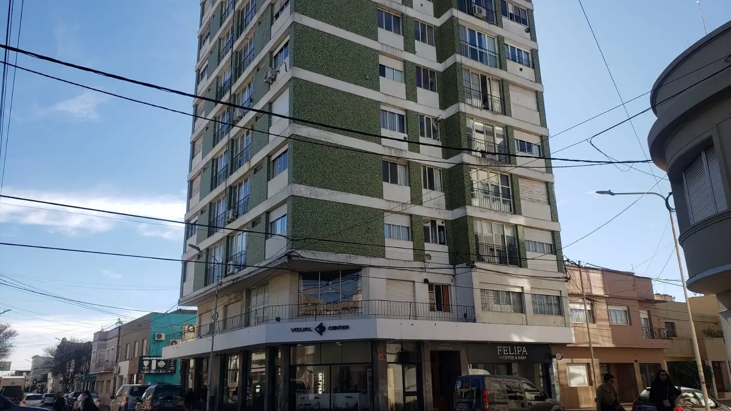 El edificio está ubicado en la esquina de Sarmiento y Paz.