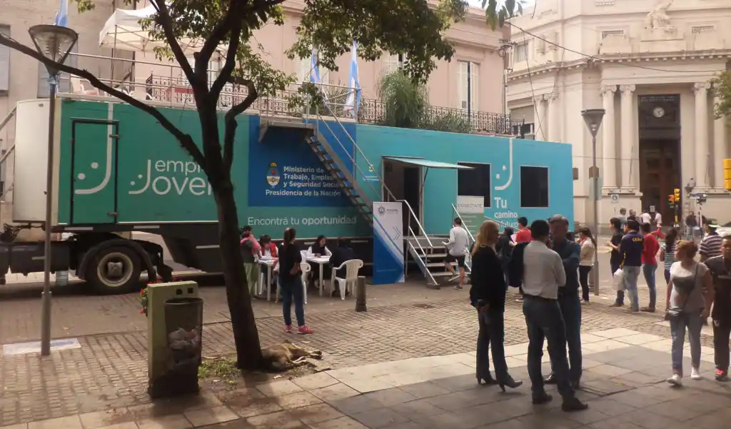Empleo Joven: Las oficinas móviles llegan al playón de San Francisco Solano