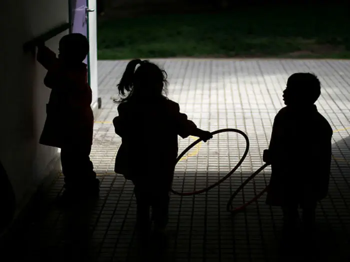 Padrastro se aprovechaba a sus hijastras de 3 y 7 años para actos lascivos