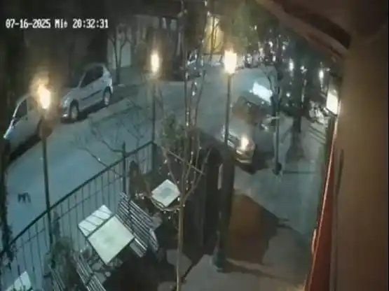 Todo quedó registrado en una cámara de seguridad.