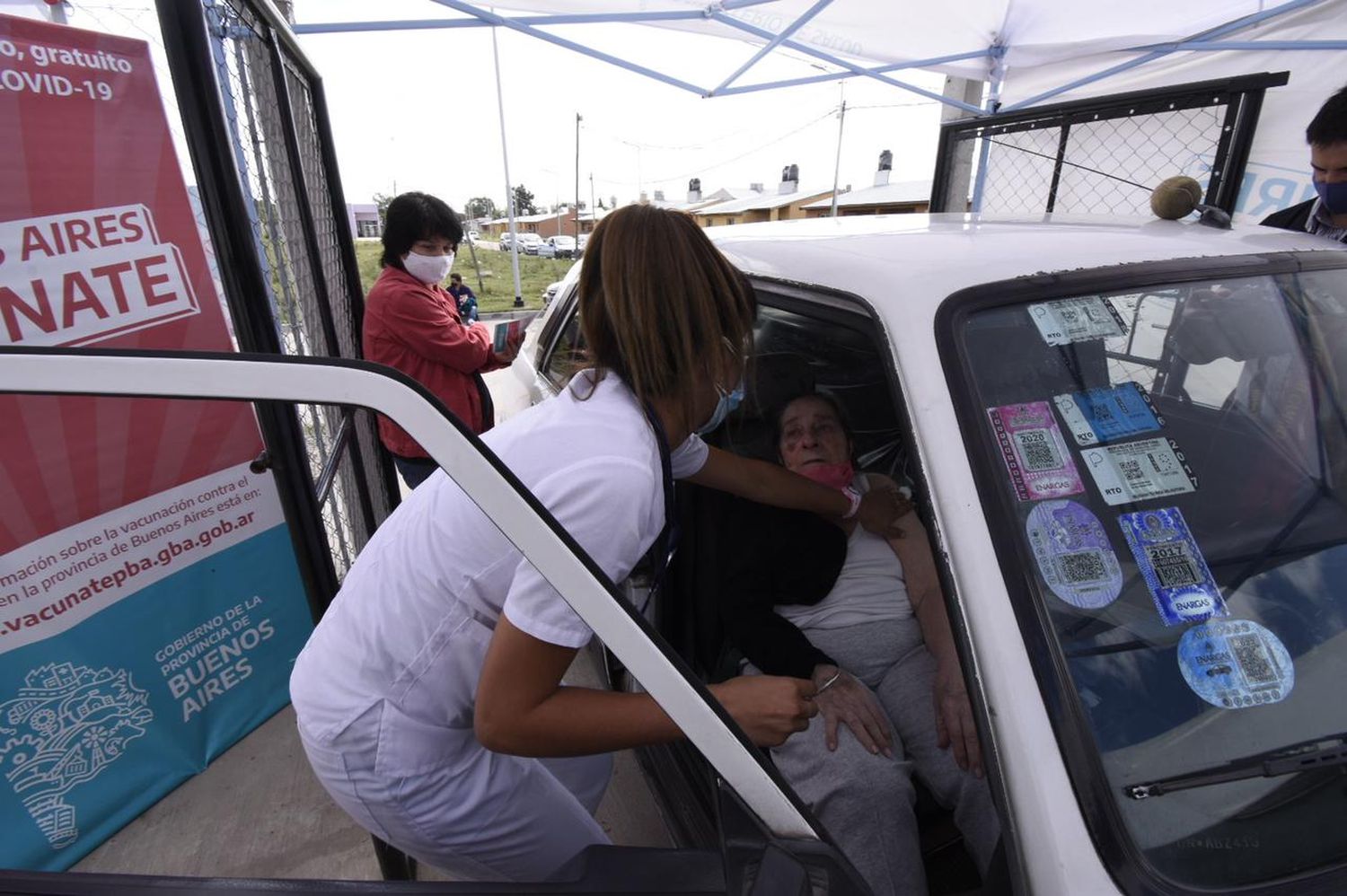 En Almirante Brown acondicionaron un estacionamiento para vacunar contra el coronavirus sin bajarse del auto