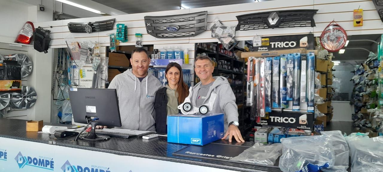 Con una sonrisa, Hernán Dompé, María Allende y Víctor Merke, siempre al servicio del cliente para resolver los problemas en los automotores.
