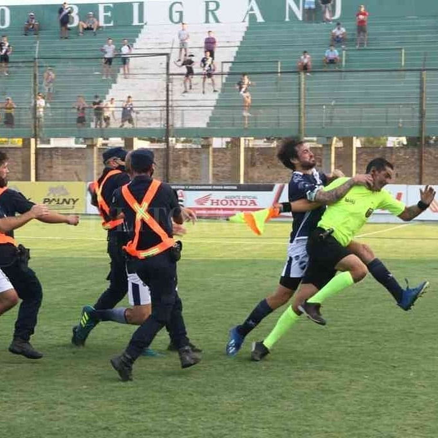 Agredieron a la terna arbitral de San Pedro en una final del Torneo Regional: "Me pegaron trompadas y patadas"