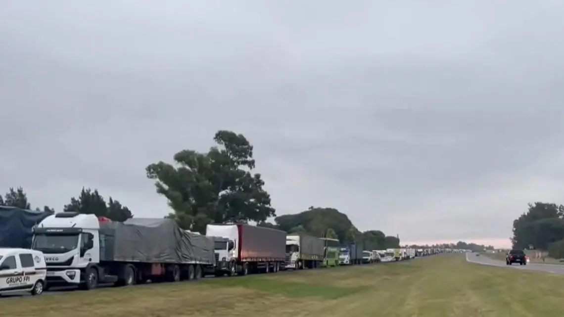 Un muerto y seis camiones involucrados en dos choques sobre la Ruta 9