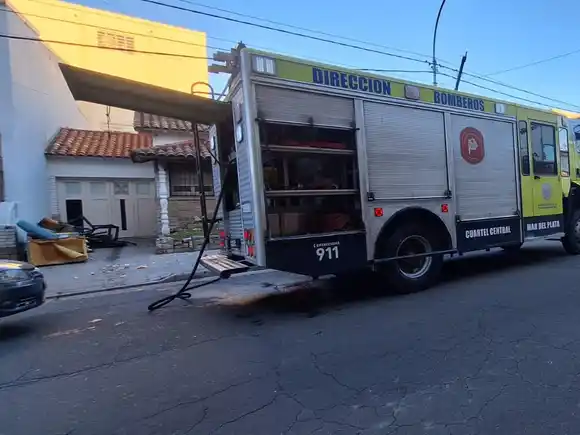 Incendio en un chalet del barrio San José: tres menores heridos y dos adultos trasladados al Regional
