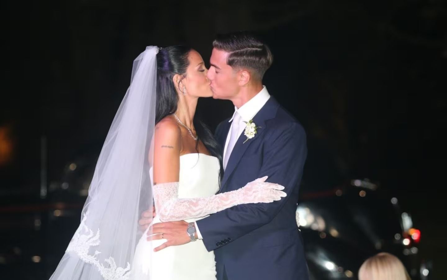 Los novios posaron para la prensa luego de dar el "Sí".