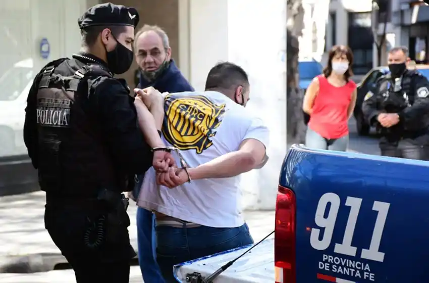 Pleno centro: un ladrón se metió a robar en una camioneta y fue atrapado por los vecinos