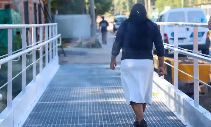 El Municipio inauguró un puente peatonal en un barrio de Pilar