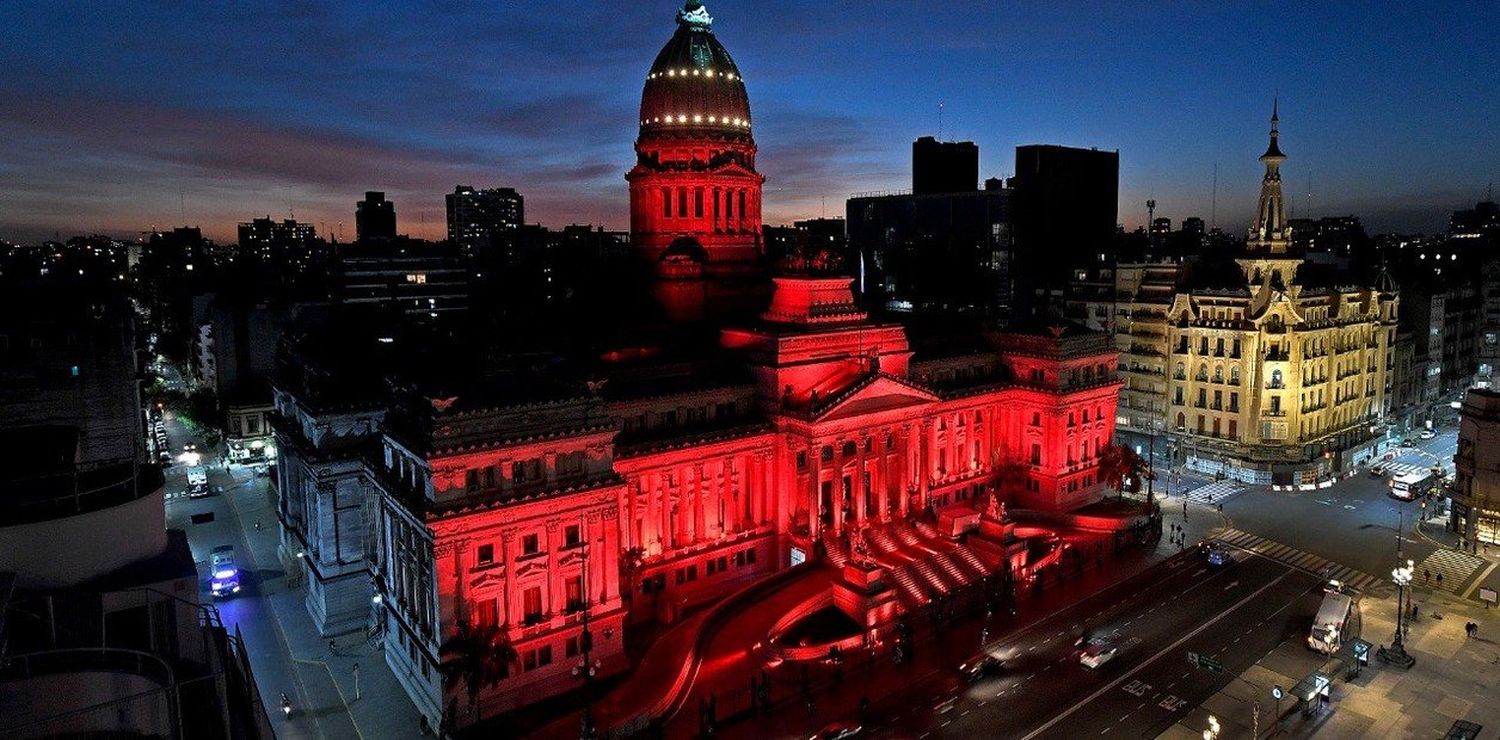 El Congreso se iluminó de rojo por el Día de la Higiene Menstrual