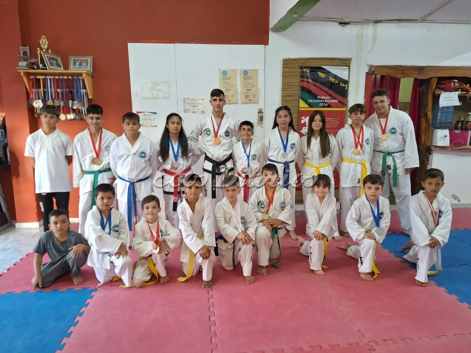 Facundo Aguirre y sus alumnos, tras el "Torneo AST"