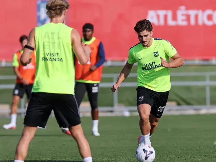 Julián Álvarez en el entrenamiento del Colchonero pero con la intención de jugar en el Barcelona . Foto:EFE