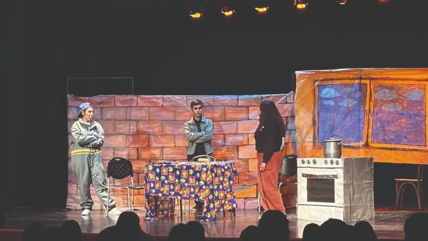 Sobre el escenario. Los jóvenes se lucen y reciben el aplauso del público