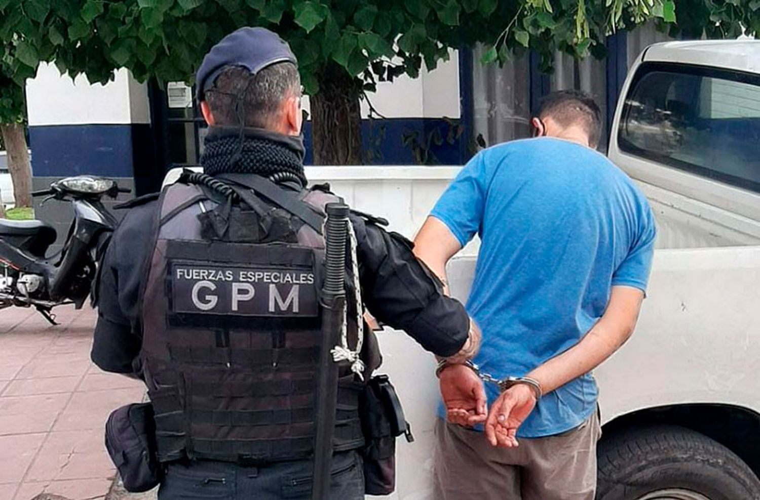 Quiso robar una pick up con una barreta: detenido por el GPM